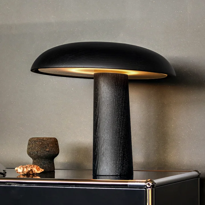 ClassiCon - Forma LED Tischleuchte, Nussbaum klar lackiert