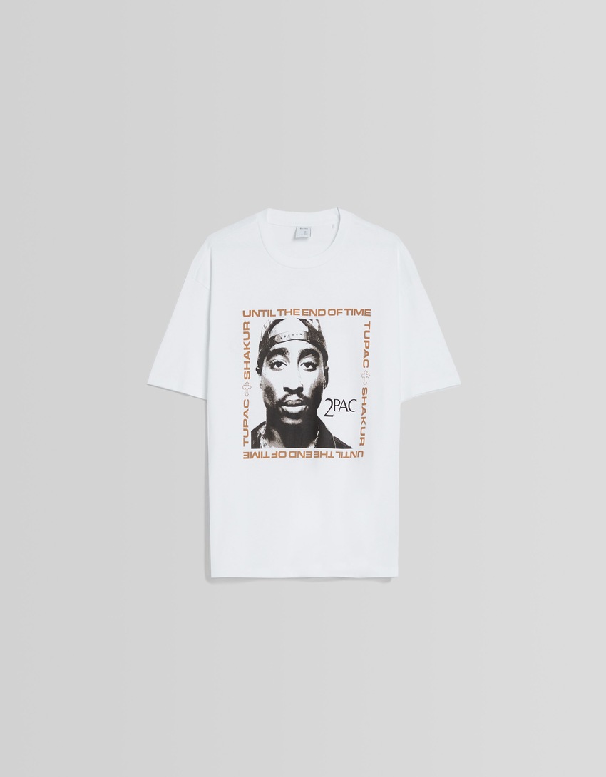 Camiseta de manga curta com estampa do Tupac e modelagem quadrada.