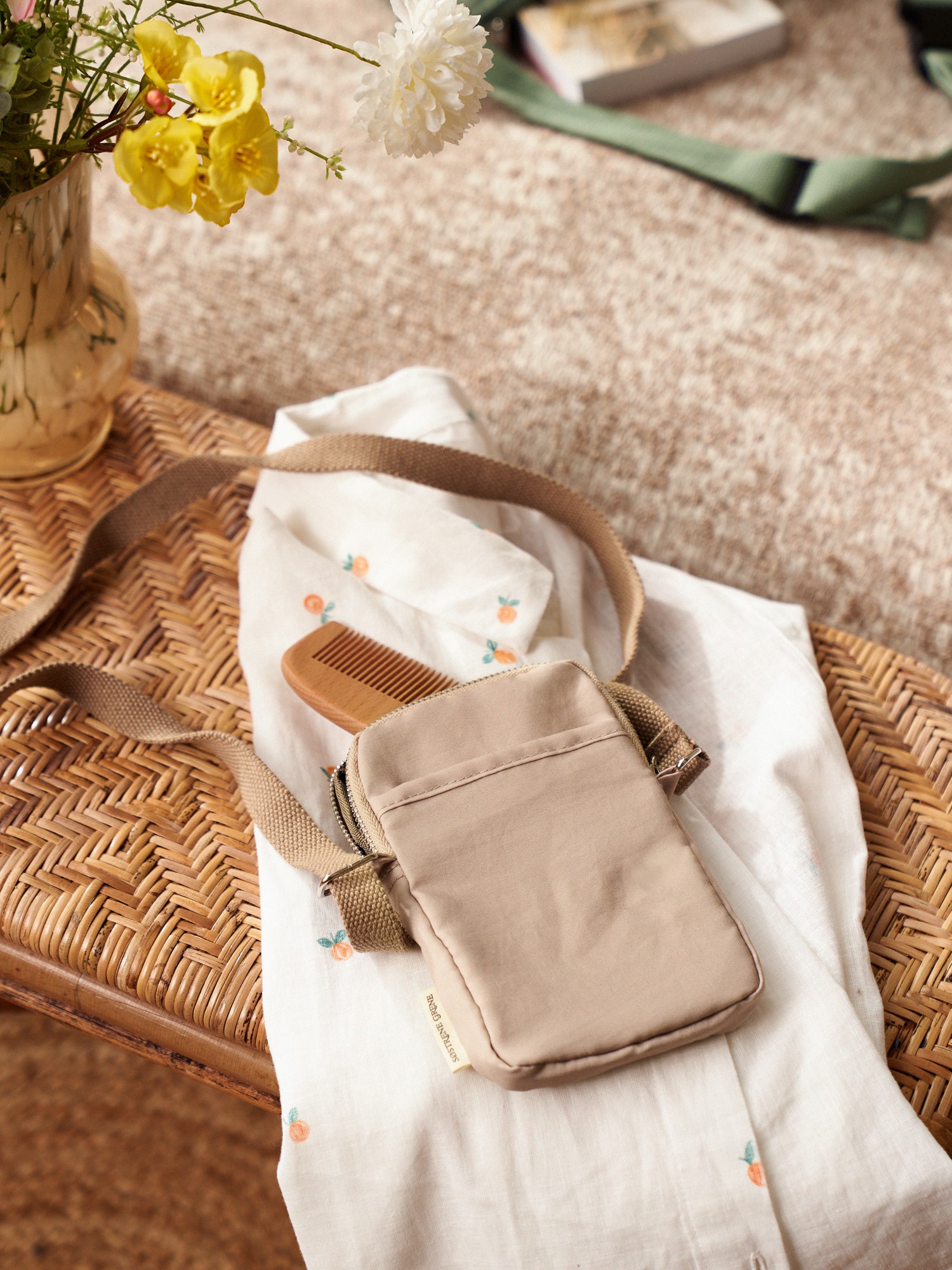 Crossbody-taske | Polyester. 12 x 18,5 cm.  | Sand