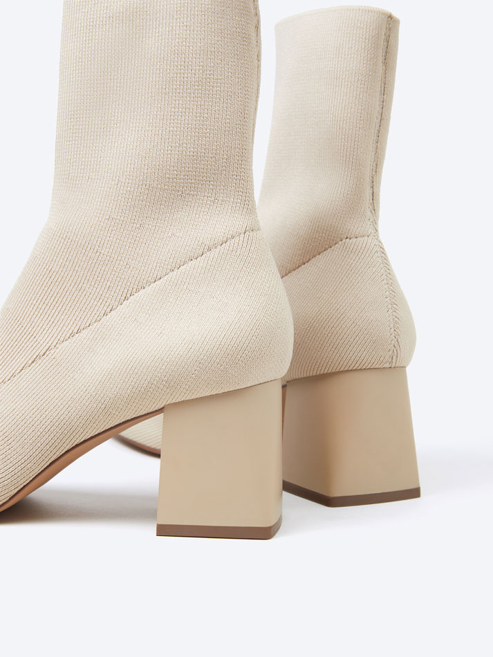 Botas de cano curto com salto meia - Natural