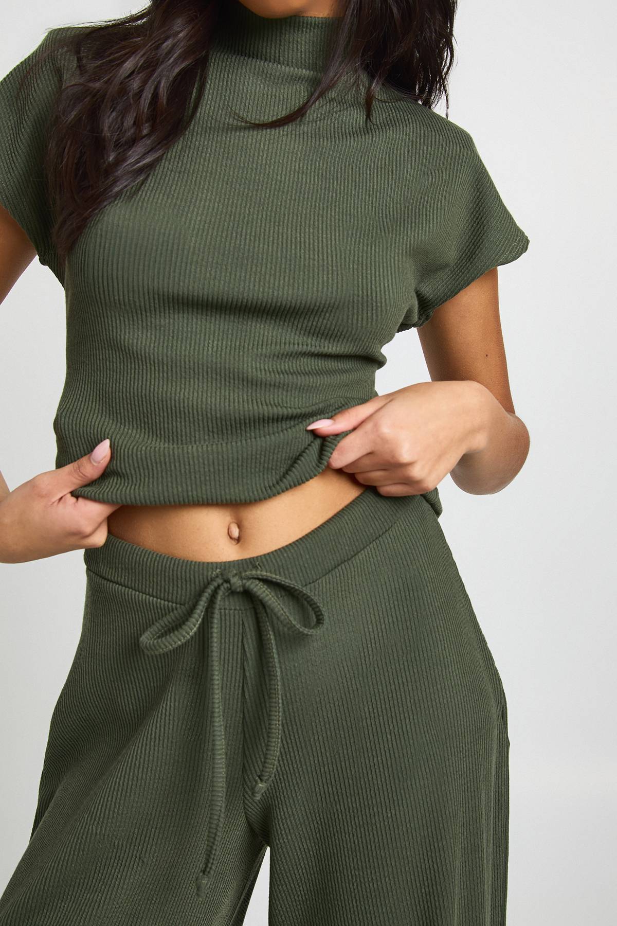 boohoo Ensemble Coordonné Pantalon et Haut Col Montant Manches Courtes Tissu Froissé