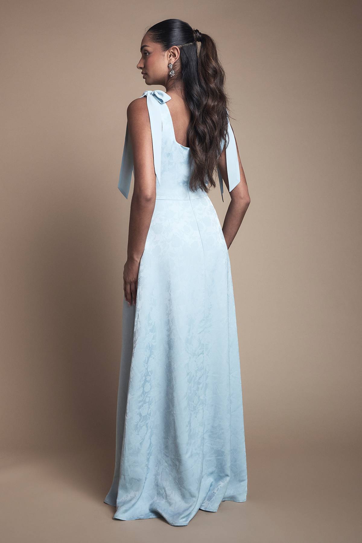 Oasis Robe De Demoiselle D'honneur En Jacquard Satin À Encolure Carrée Et Épaules Nouées En Mousseline