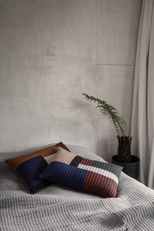 Ferm Living Hourglass plantenbak small black