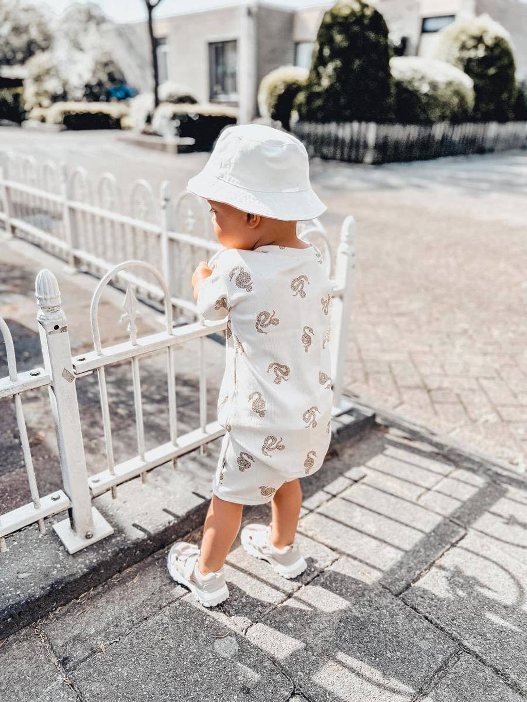 Babystyling baby sweatshort met all over print ecru/lichtbruin
