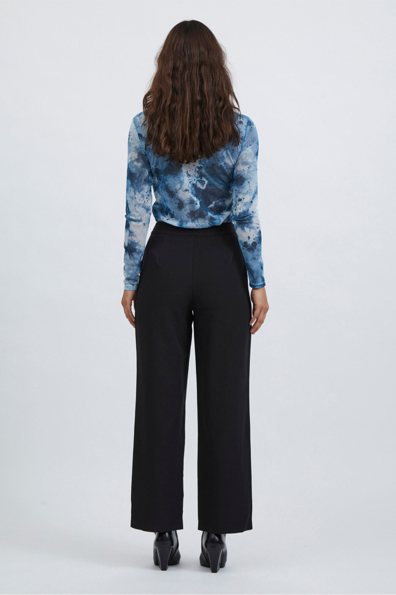 Calça feminina de perna larga e cintura alta - Preta