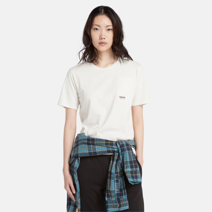 Camiseta feminina branca com bolso inclinado