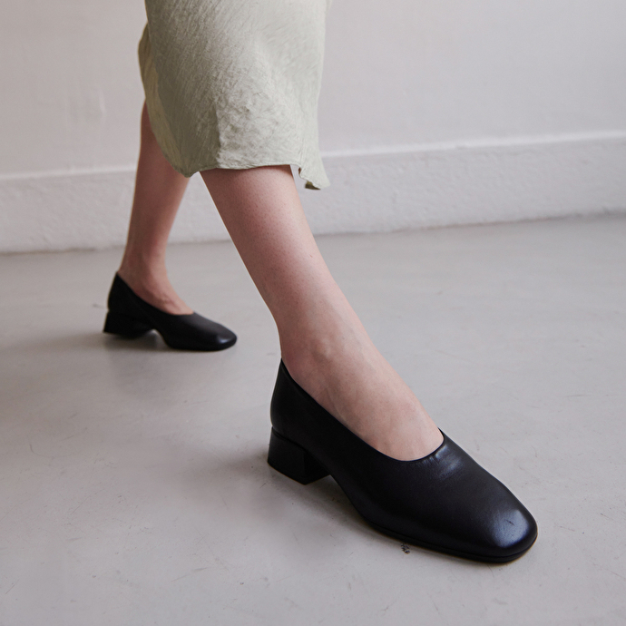 Ballerines à petits talons et bouts carrés  en cuir noir
