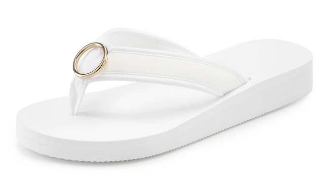 LASCANA Badezehentrenner »Sandale, Pantolette,«  Zehentrenner, Badeschuh mit Ringapplikation 