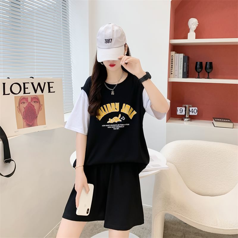 Honey River - Set: T-shirt met ronde hals, elleboogmouwen en letters + shorts