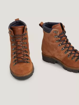 Botas de camurça com cadarço e travas