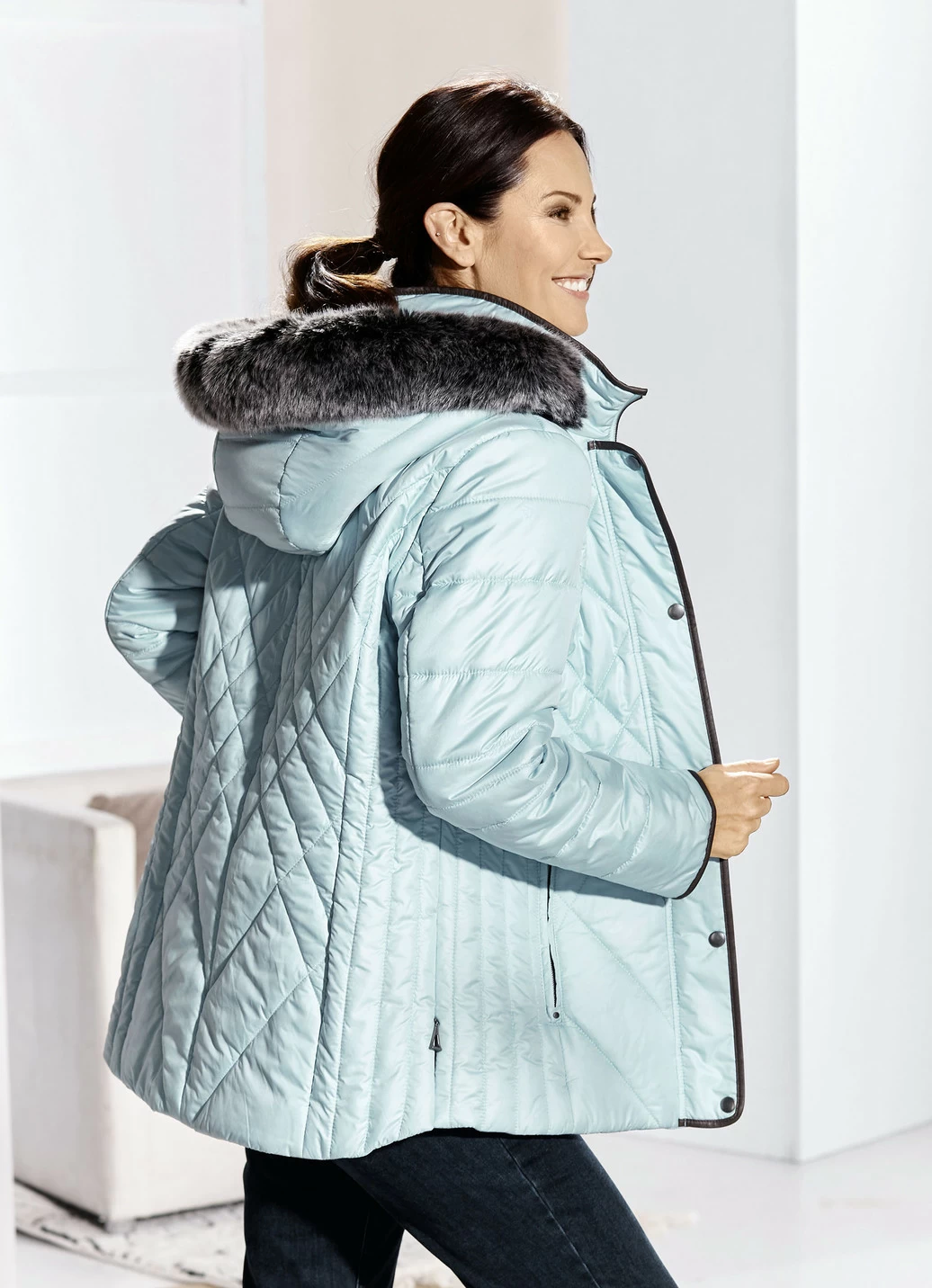 Jacke mit figurfreundlicher Längssteppung seitlich