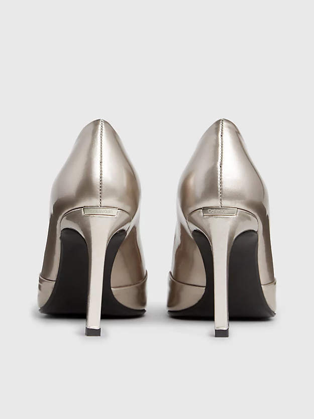 Sapatos de salto agulha em couro metalizado.