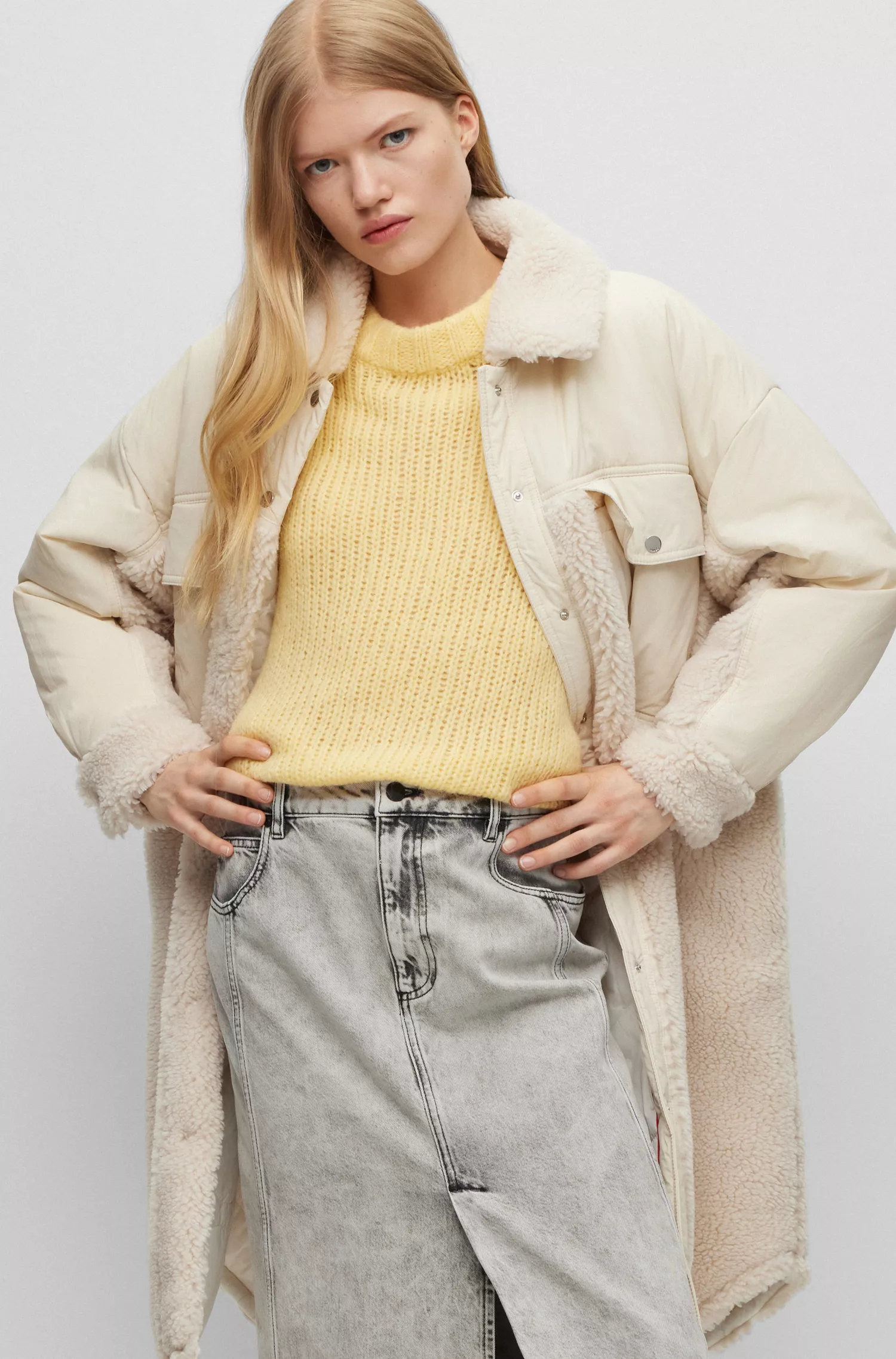 Jaqueta HUGO vermelha de modelagem oversized em tecido misto com forro acolchoado.