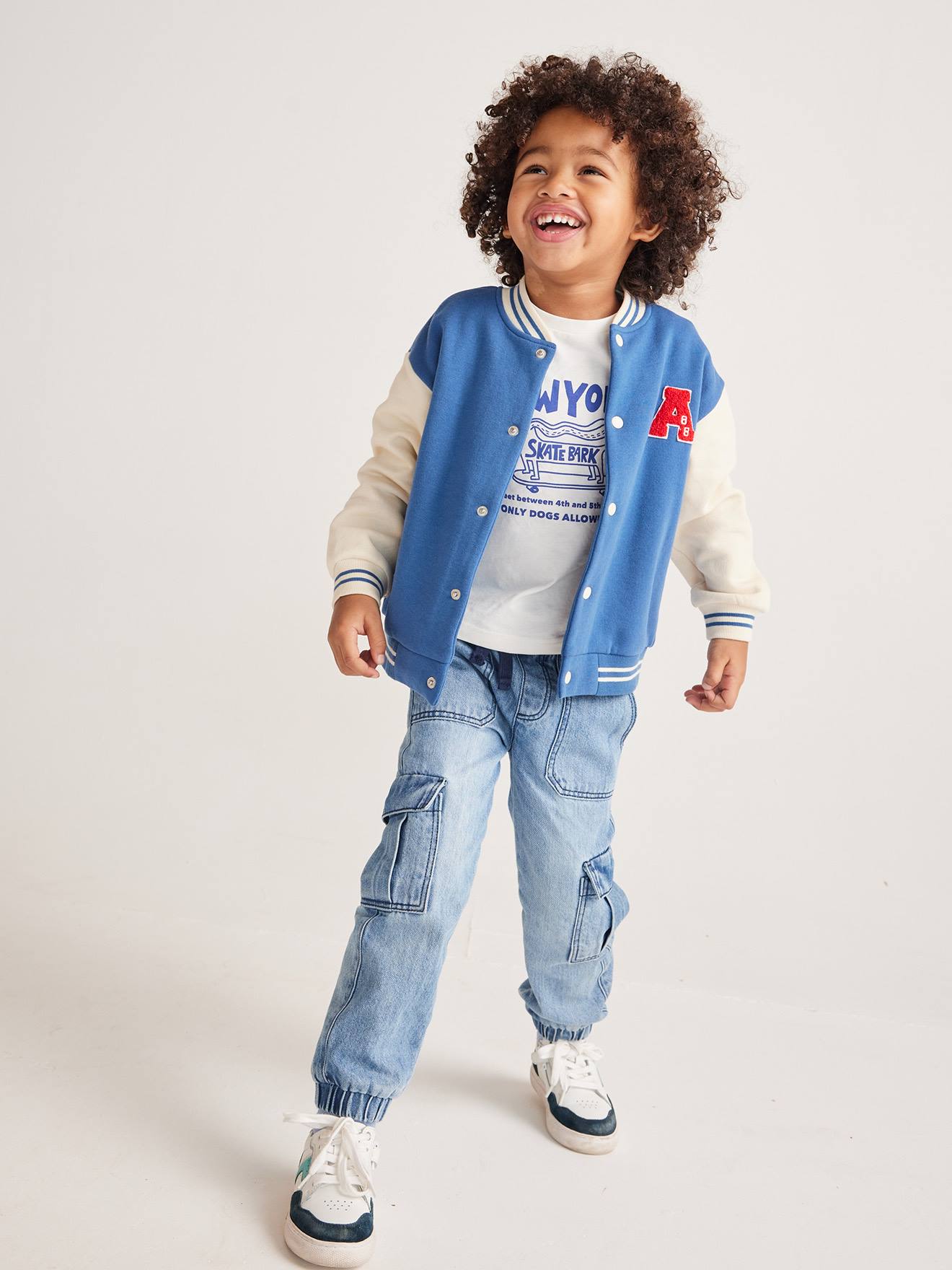 Moletom universitário azul infantil estilo teddy com botões de pressão na frente.