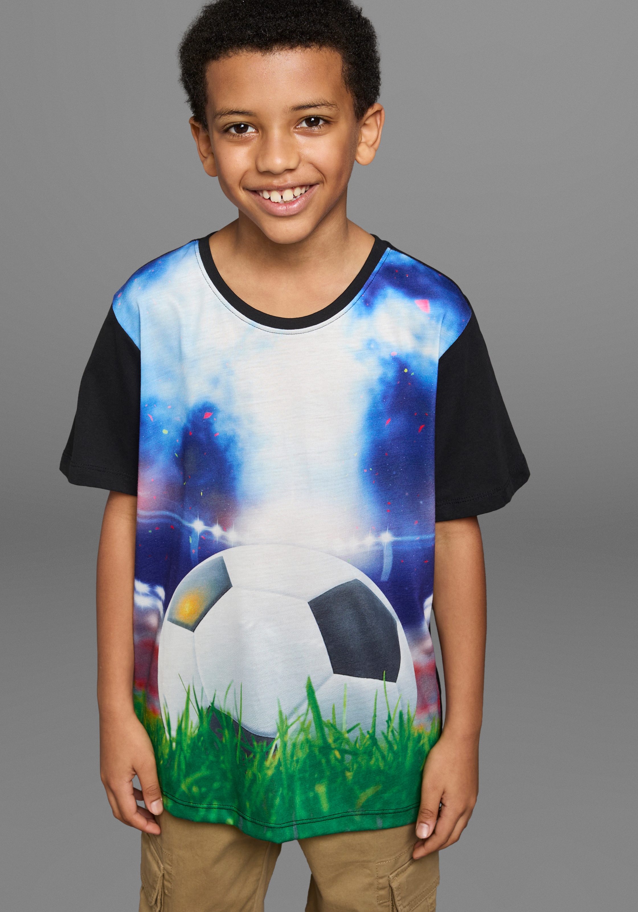 KIDSWORLD T-Shirt »Mit coolem FUSSBALL-Print« Kurzarm,  Basic-Passform,  mit trendigem Druck,  Rundhalsausschnitt
