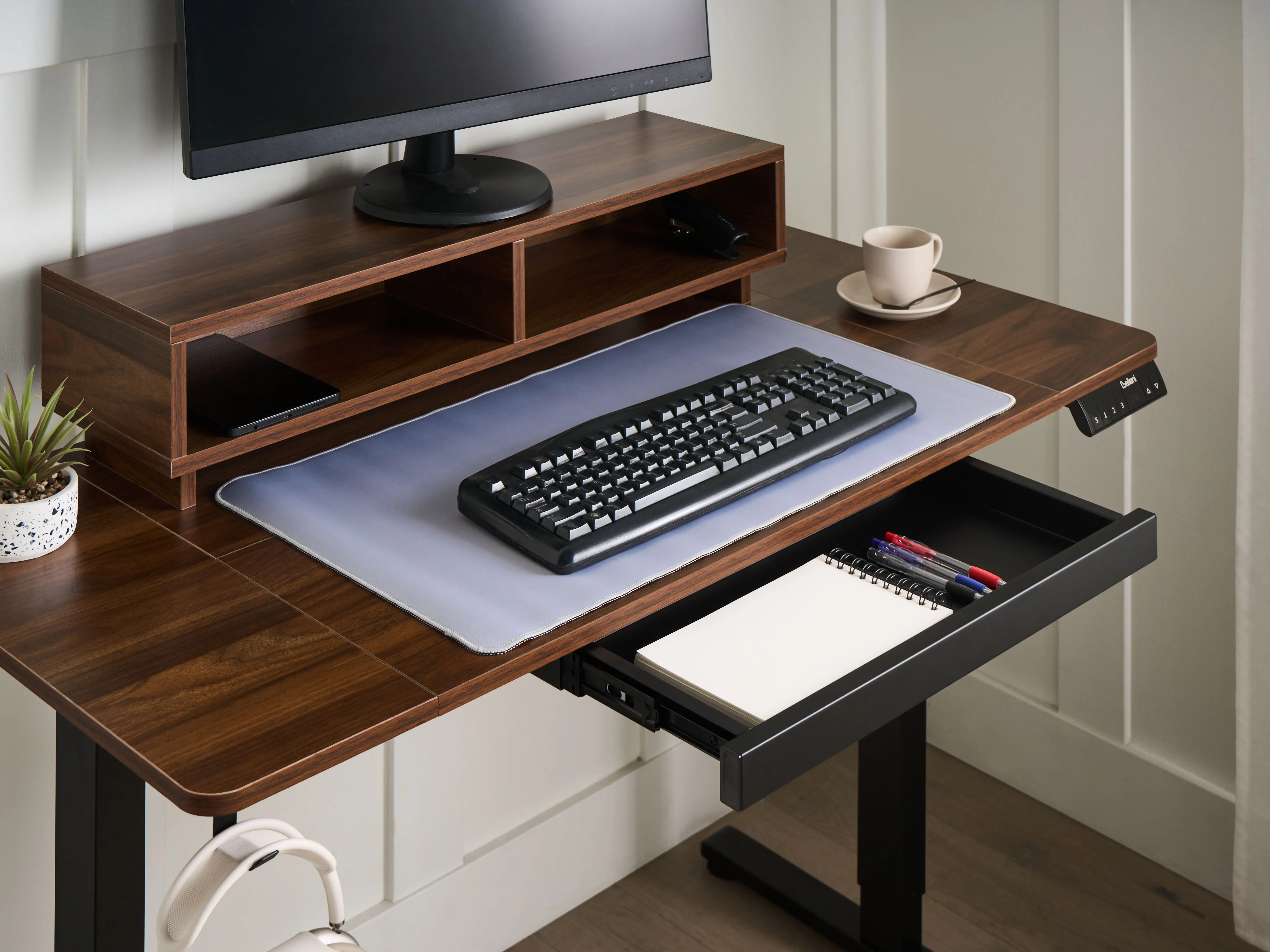 Elektrisch verstelbaar sta-bureau LUCAMA Bruin/zwart 120 cm 60 cm met USB-poort
