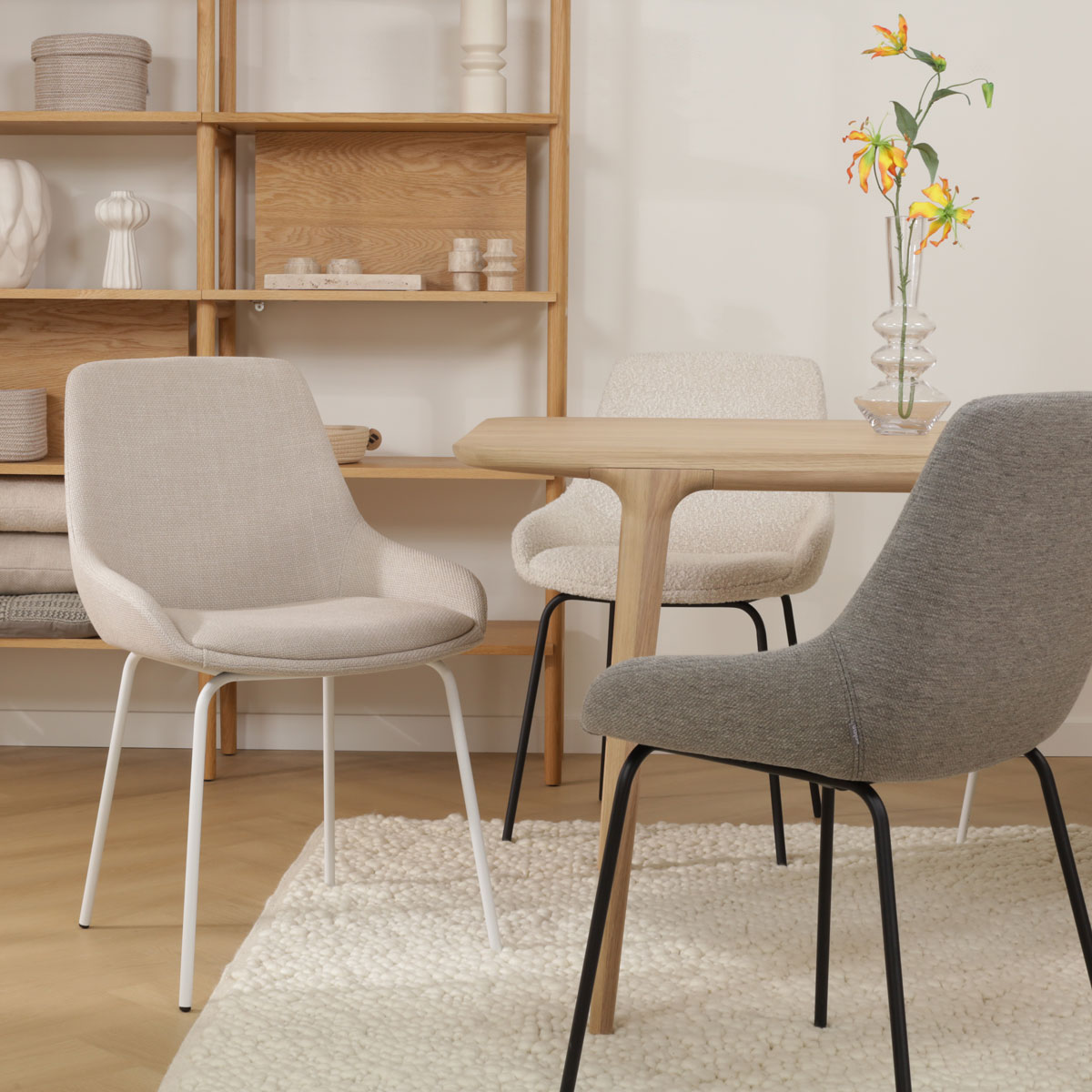 Eetkamerstoel Nora-Isa beige - zwart onderstel