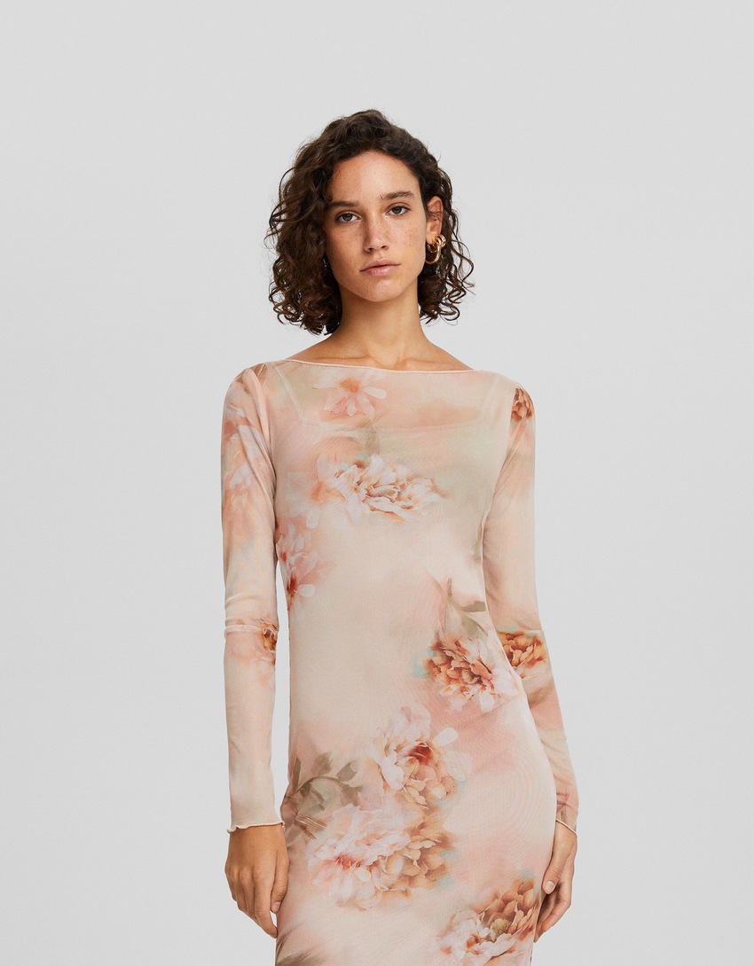 Vestido longo de tule com mangas compridas e estampa floral.