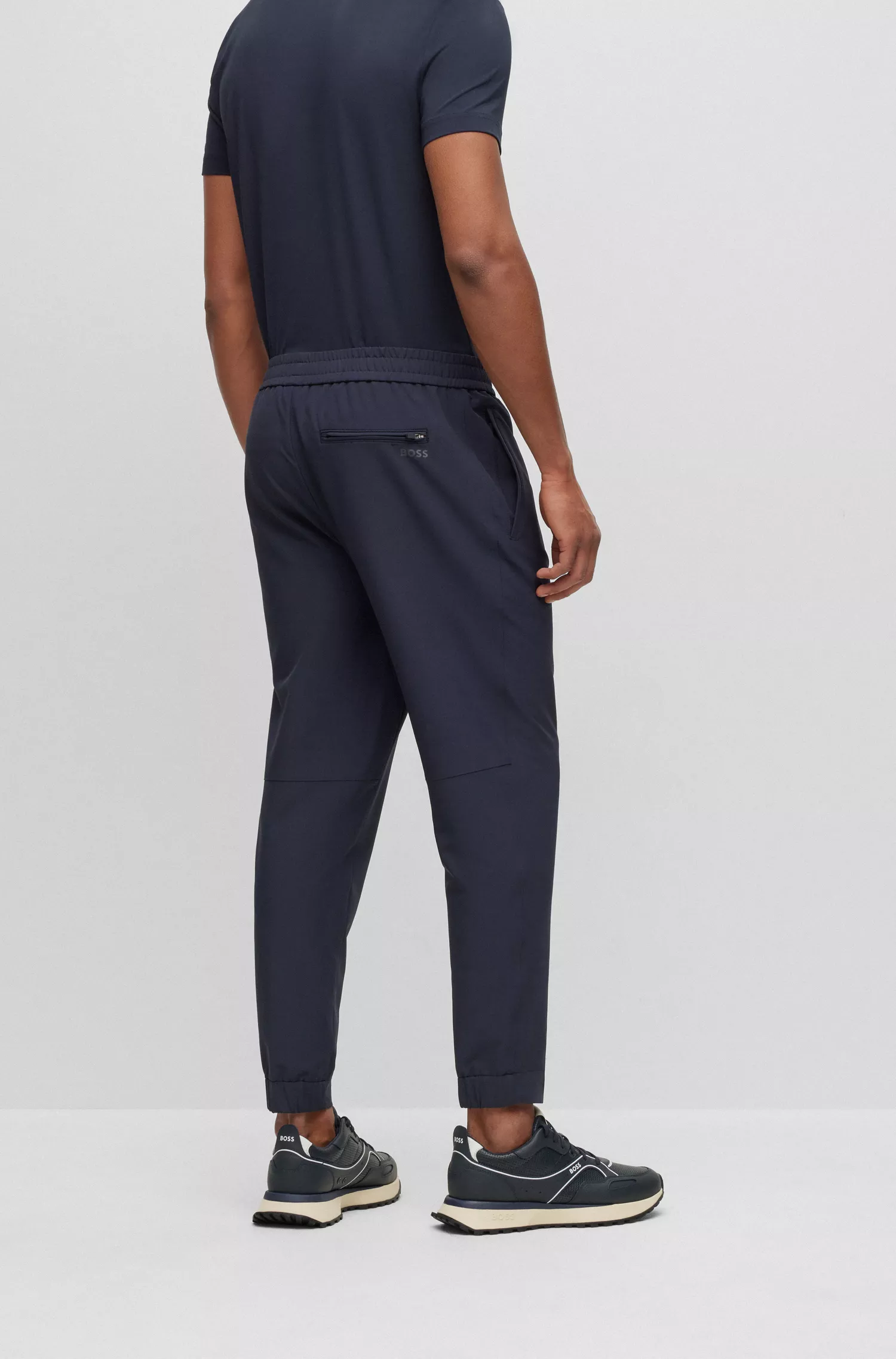 Calça chino BOSS verde-afunilada em tecido elástico em quatro direções, fácil de passar.