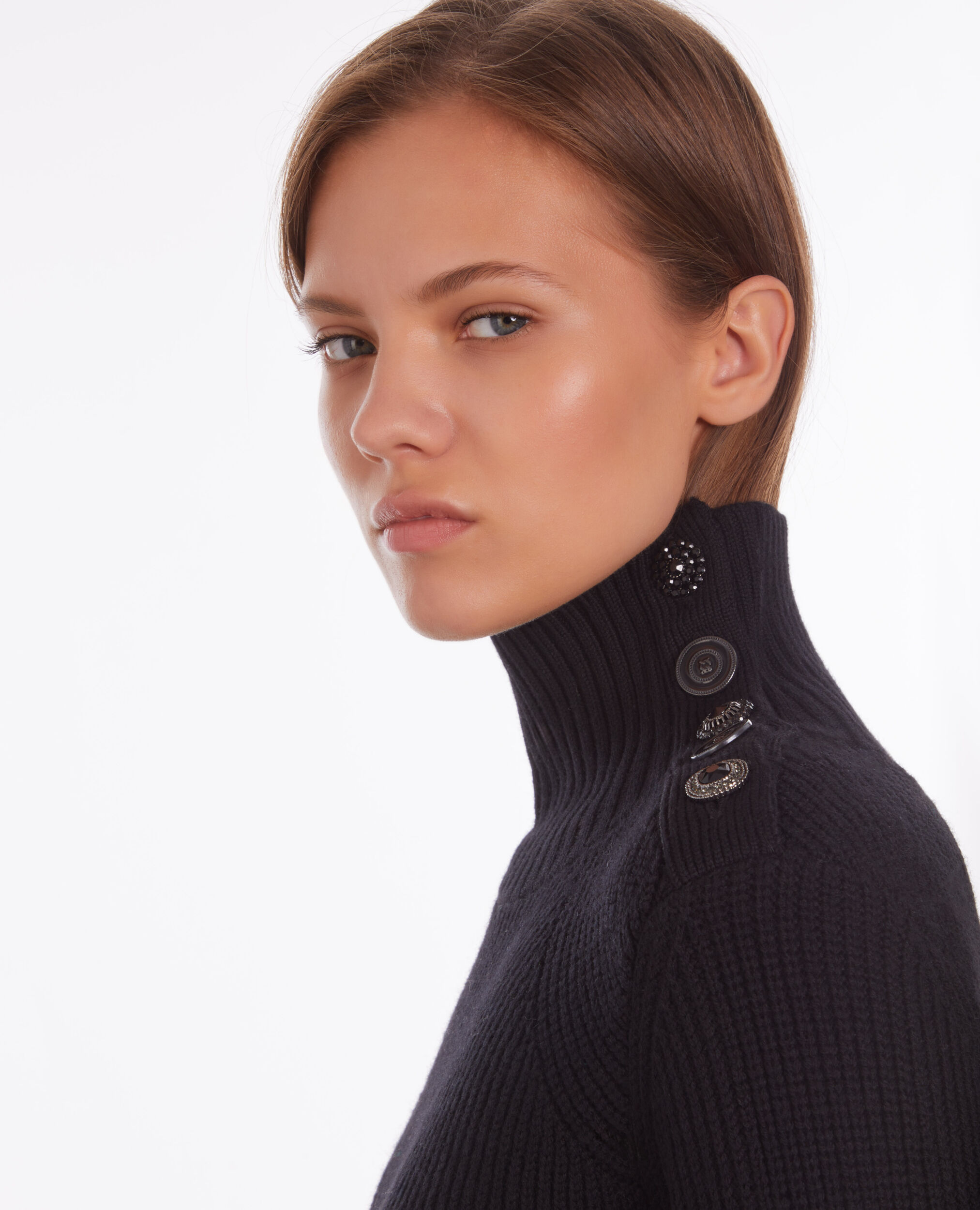 Pull noir en laine avec boutons bijoux