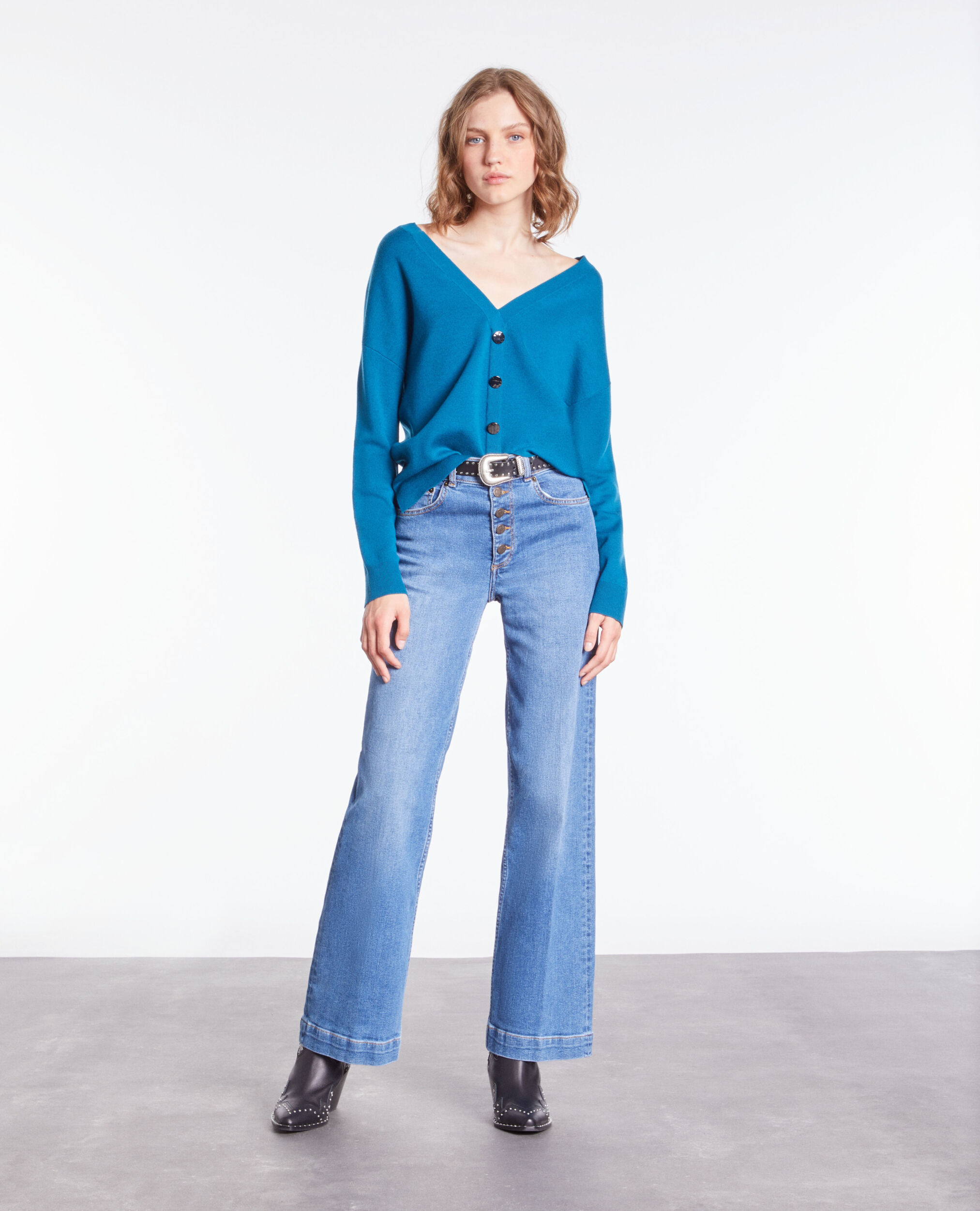 Pull bleu avec boutonnage dans le dos