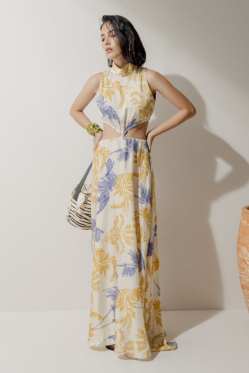 Robe à col montant et découpes