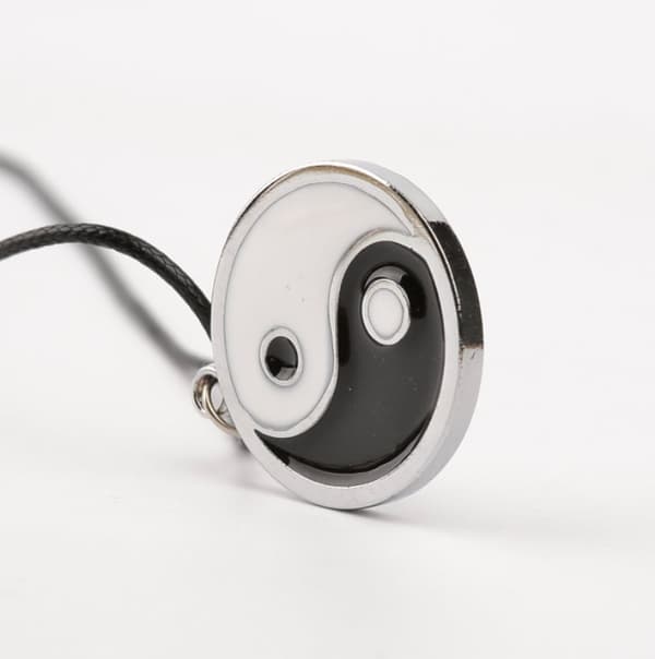 INF Halskjede med Yin Yang anheng Svart/hvit