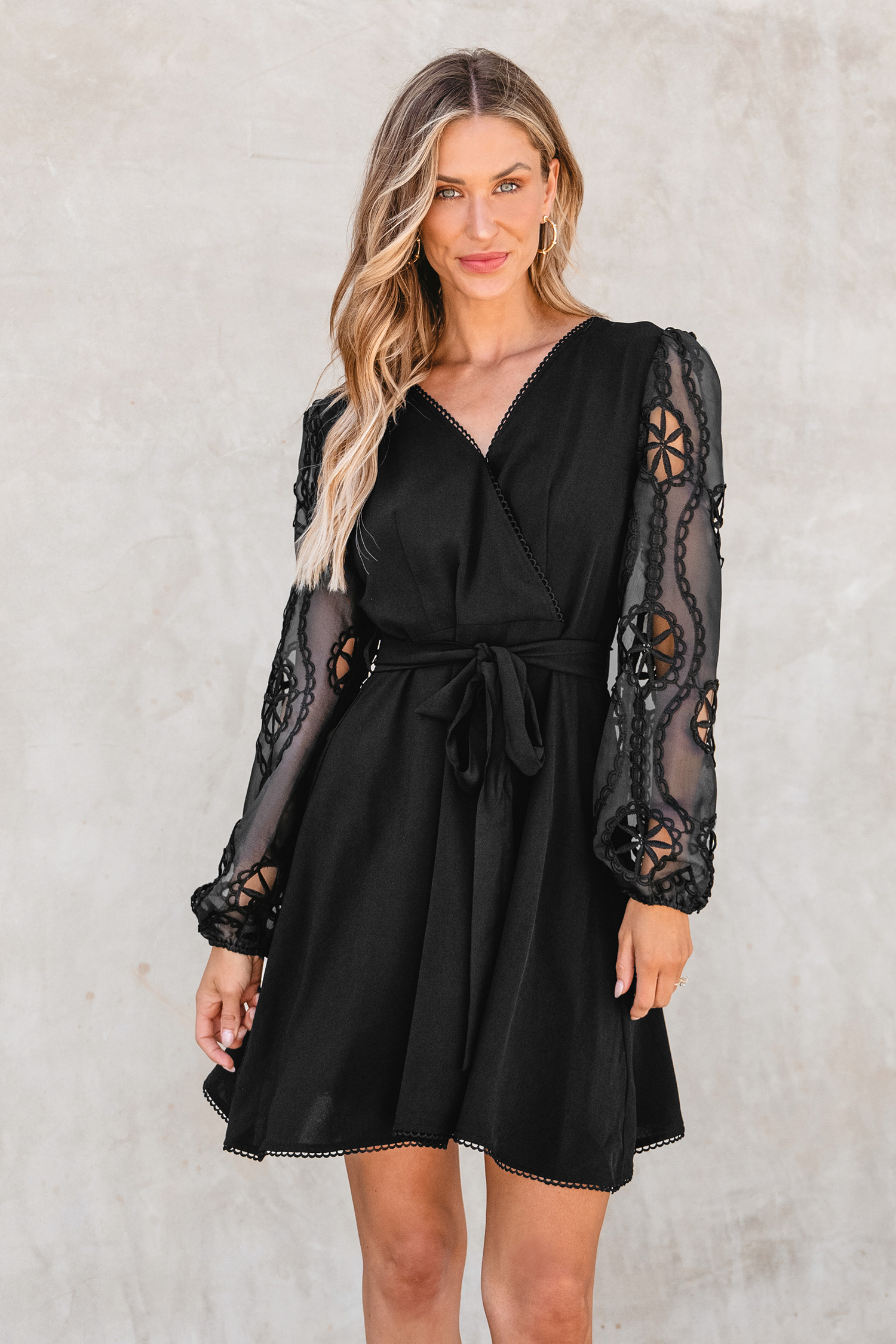Robe mini avec ceinture en mesh découpée