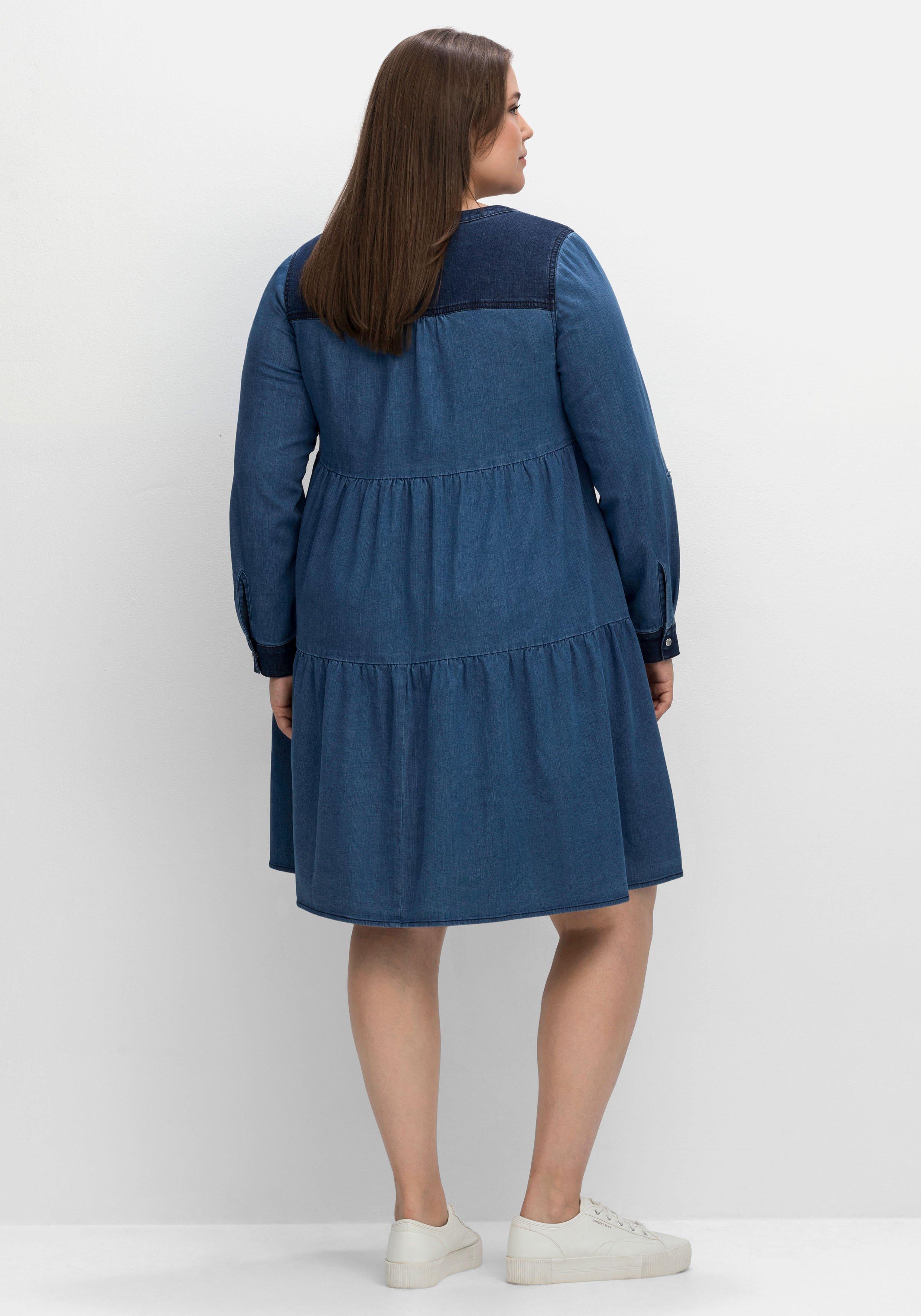 Gestuftes Jeanskleid mit Kontrastdetails