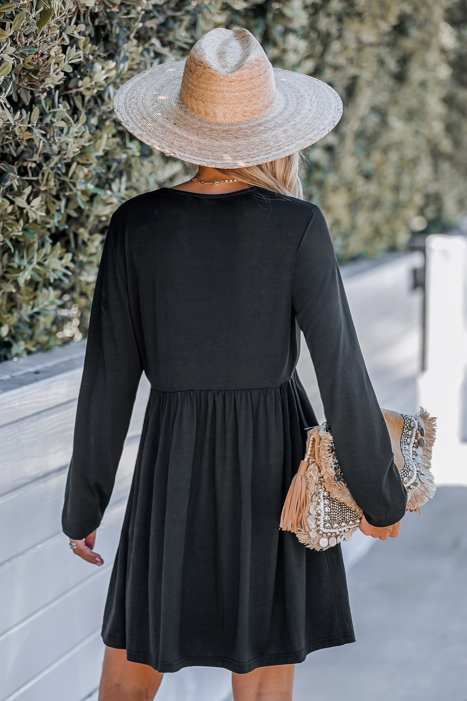 Robe mini à col en V en dentelle festonnée