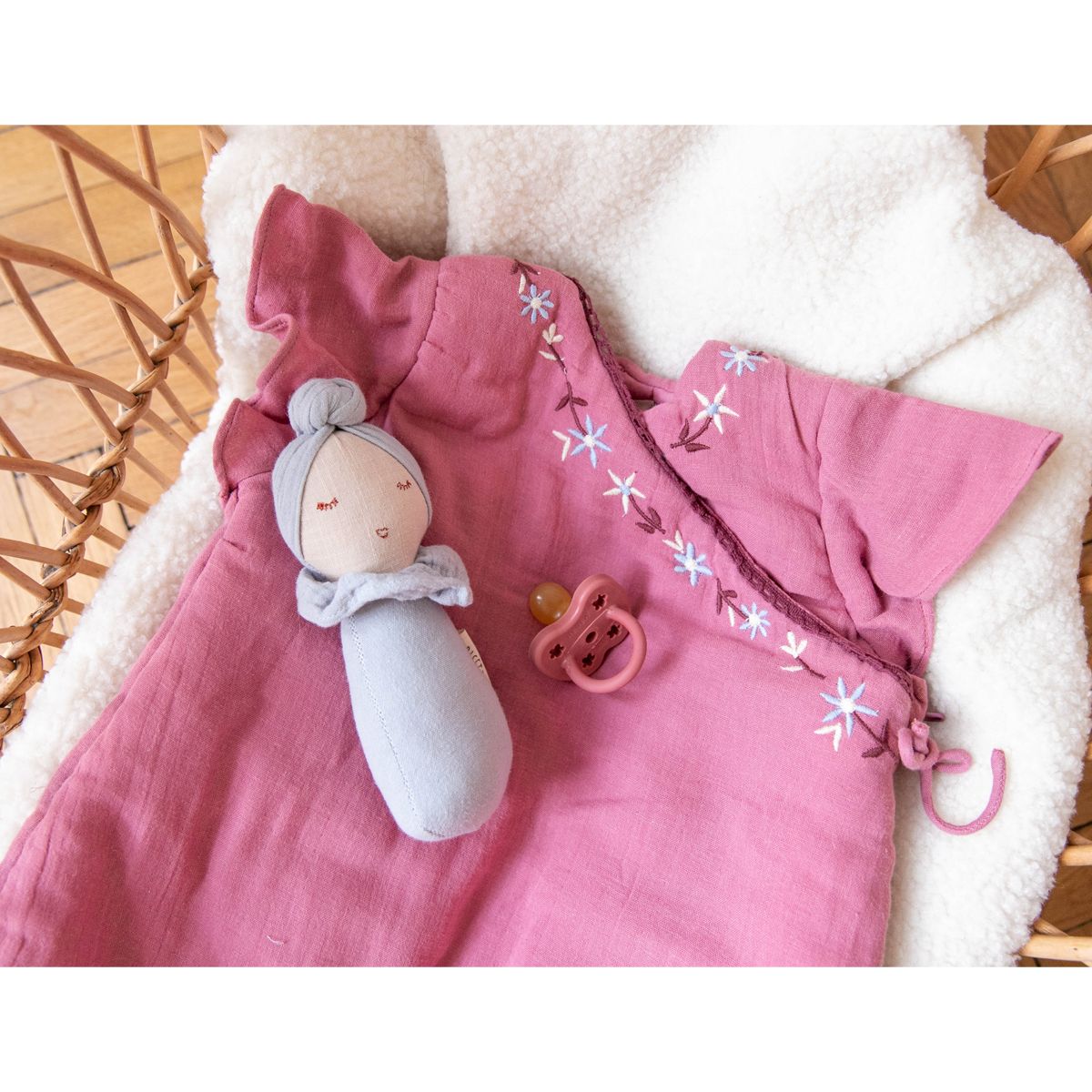 Poupée hochet culbuto chignon bleu ciel Frisette
