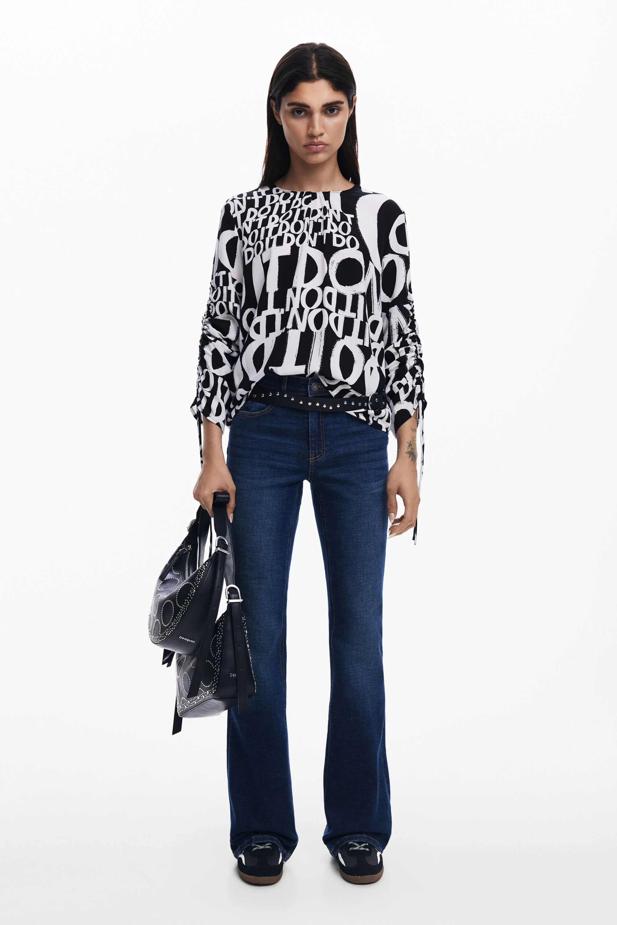 Blusa com letras e laços