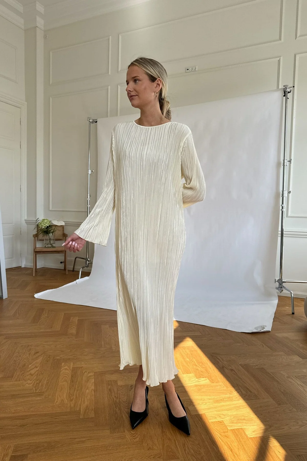 BYIC Kellyic Long Plissé Dress of off white