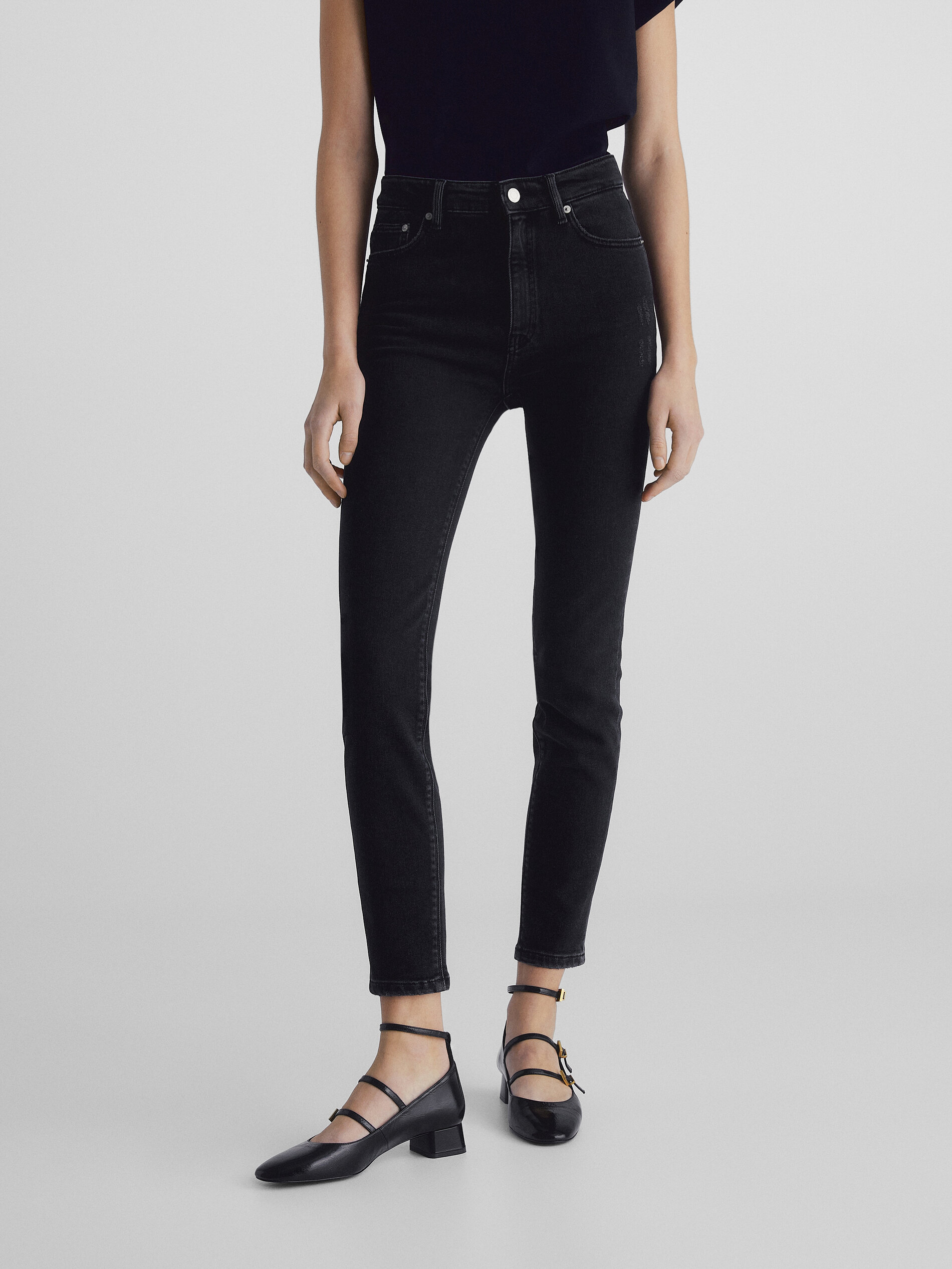Calça vaqueira skinny de cintura alta - PRETA