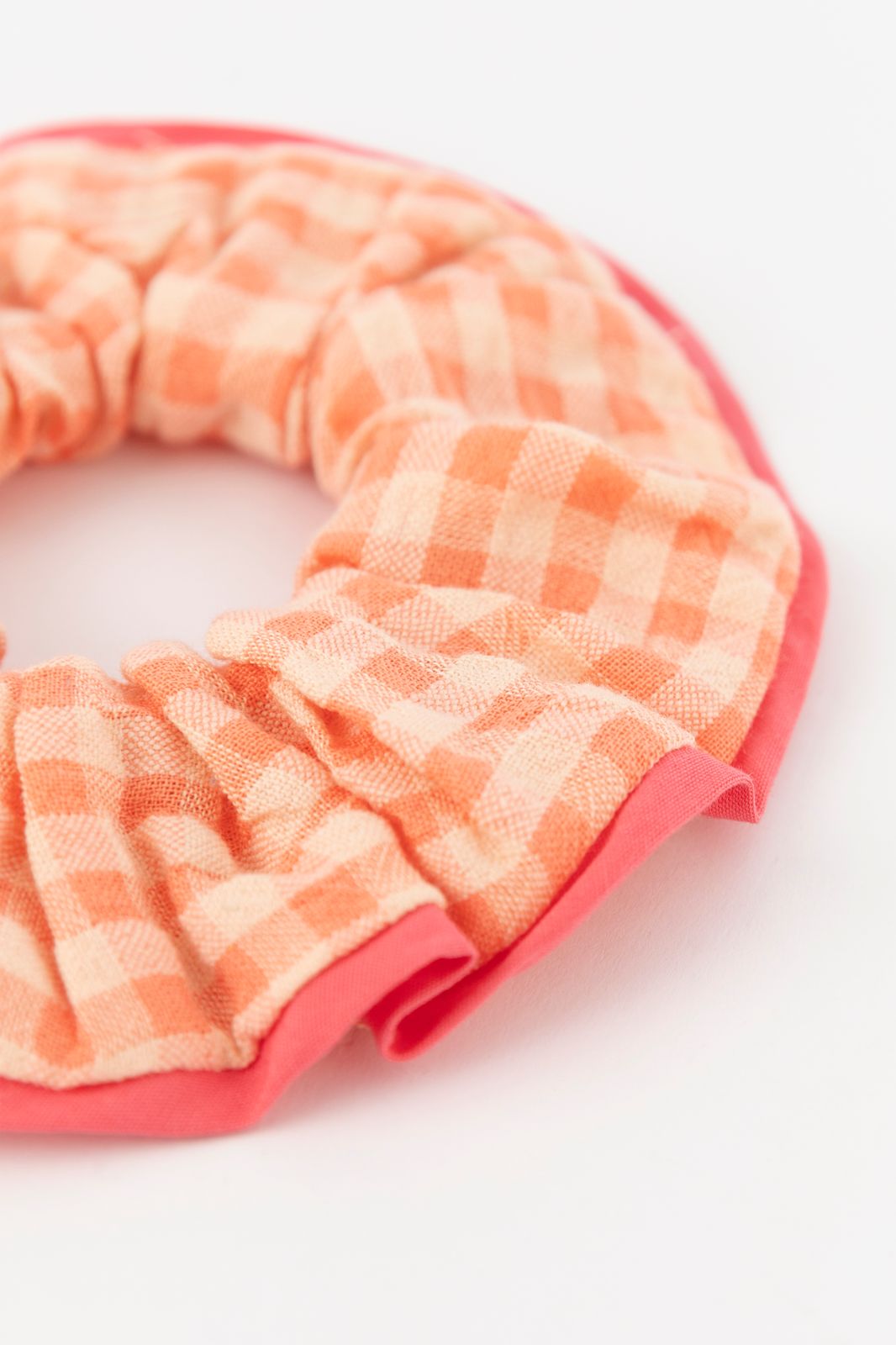 Oranje geruite seersucker scrunchie