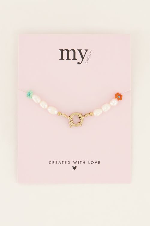 Souvenir armband met parels en bloemen