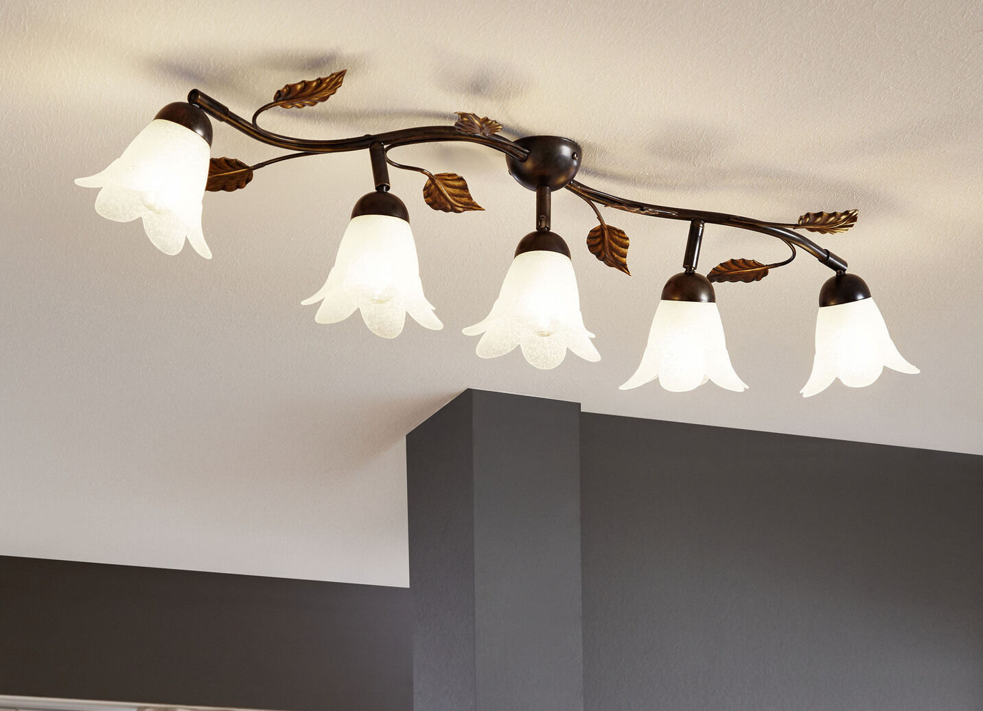 Deckenlampe aus Metall mit Glasschirmen