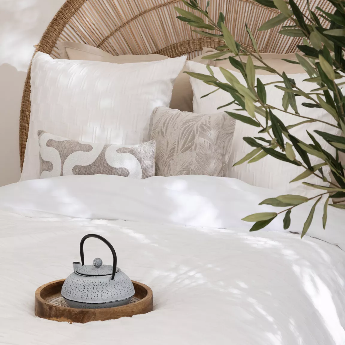 Housse de couette et deux taies microfibre (260 x 240 cm) Swan Blanche