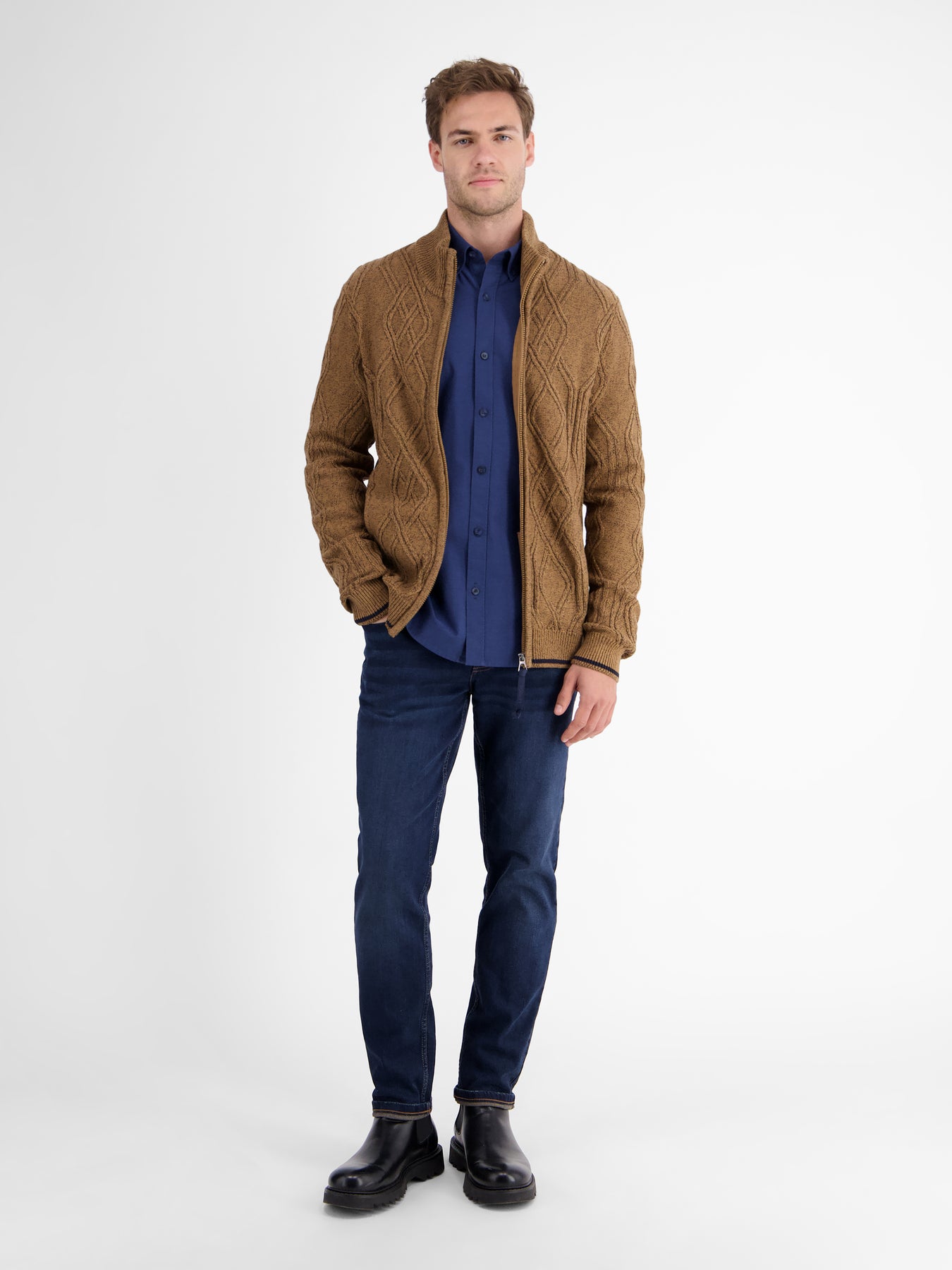 Herren-Strickjacke mit Zopfmuster