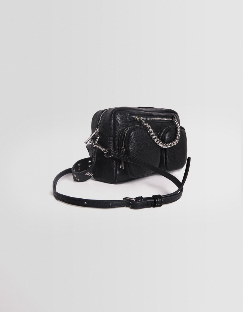 Bolsa transversal multifuncional com corrente e bolsos.