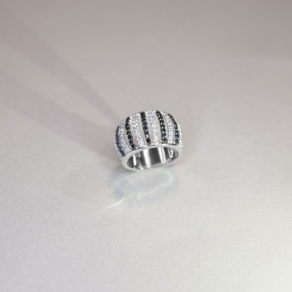Bague argent 925 et ruthénium noir, spinelles noires et zirconias