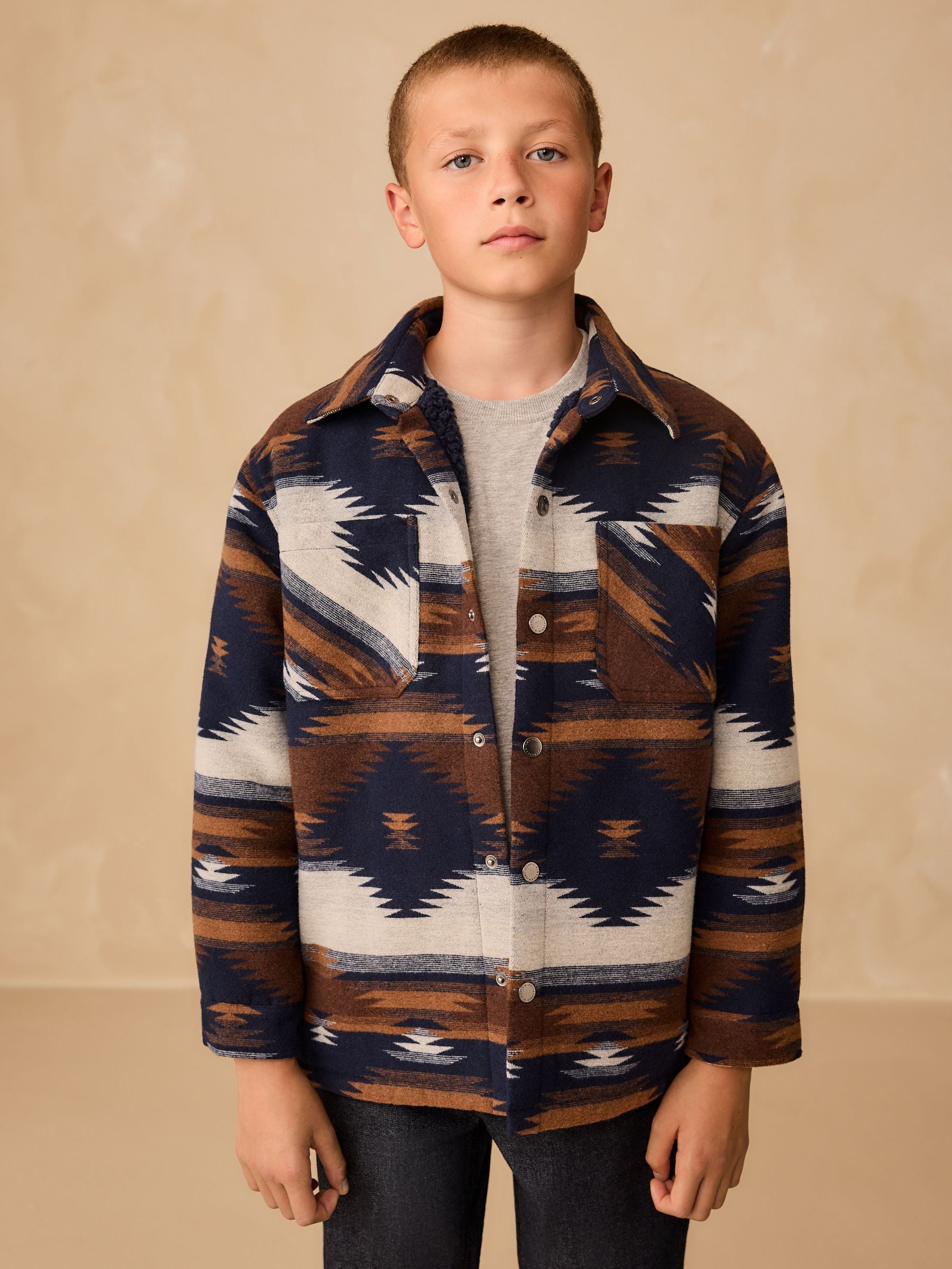 Lichtbruin/Marineblauw Ikat-patroon - Gevoerde shacket (3-16jr)
