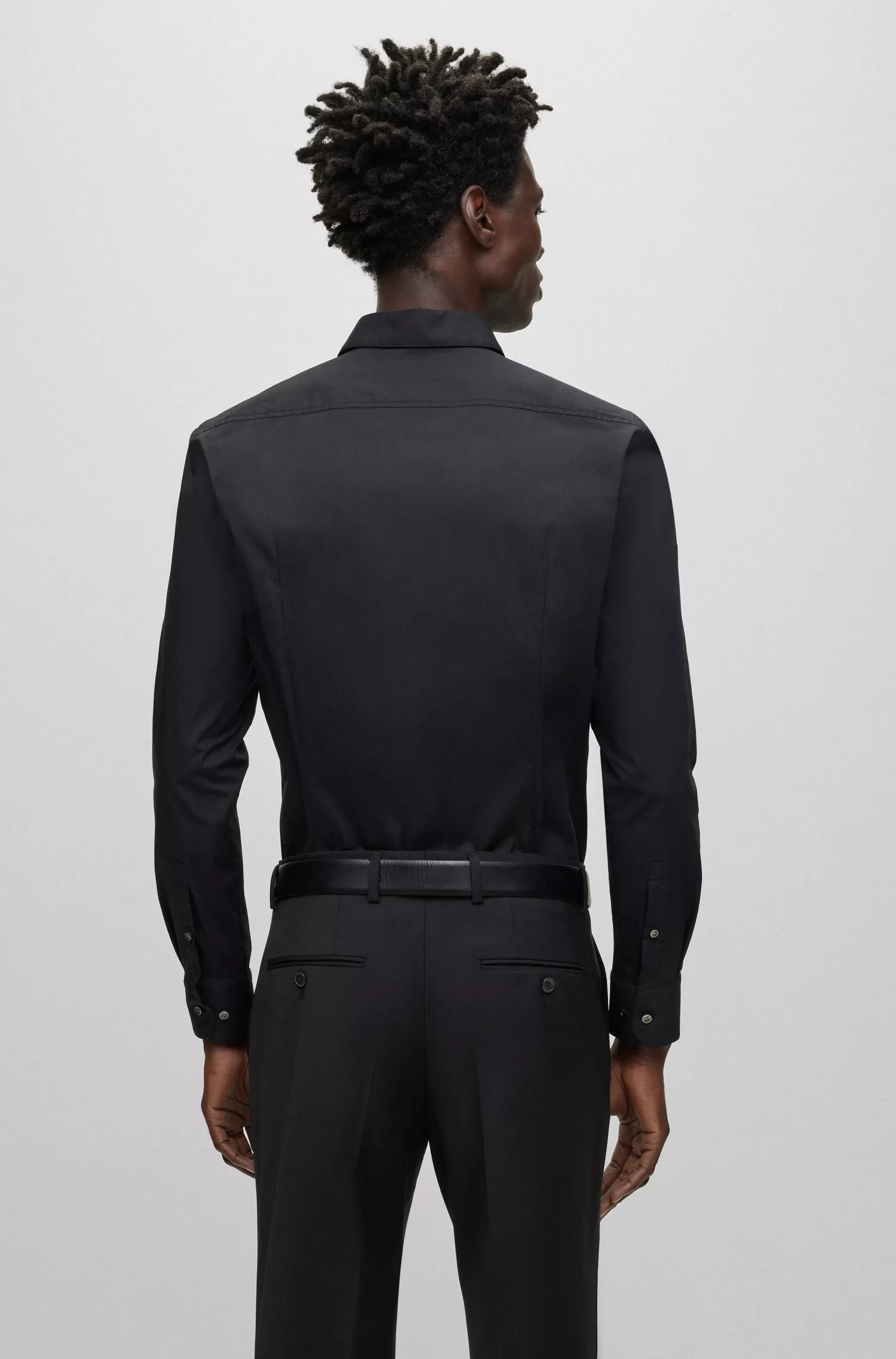 Camisa social BOSS preta, corte slim, em algodão elástico de fácil de passar.