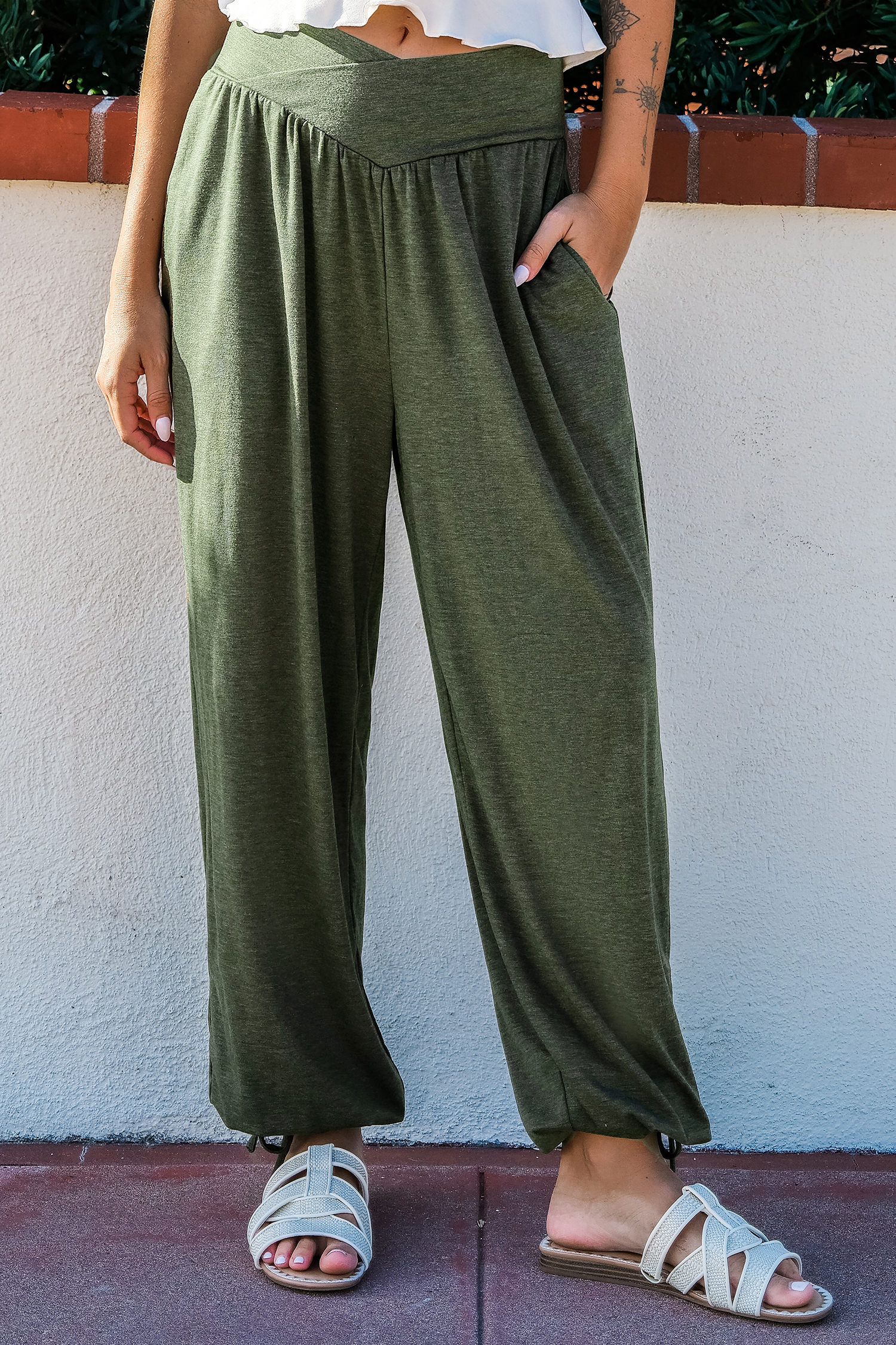 Pantalon avec taille surplis à jambe droite olive