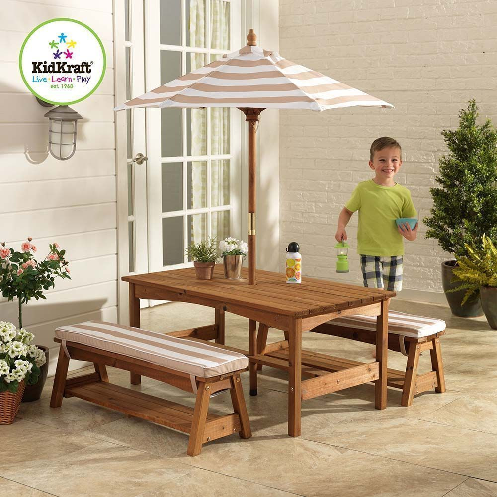 Table et bancs d'extérieur en bois avec coussins et parasol - rayures bleu et blanches
