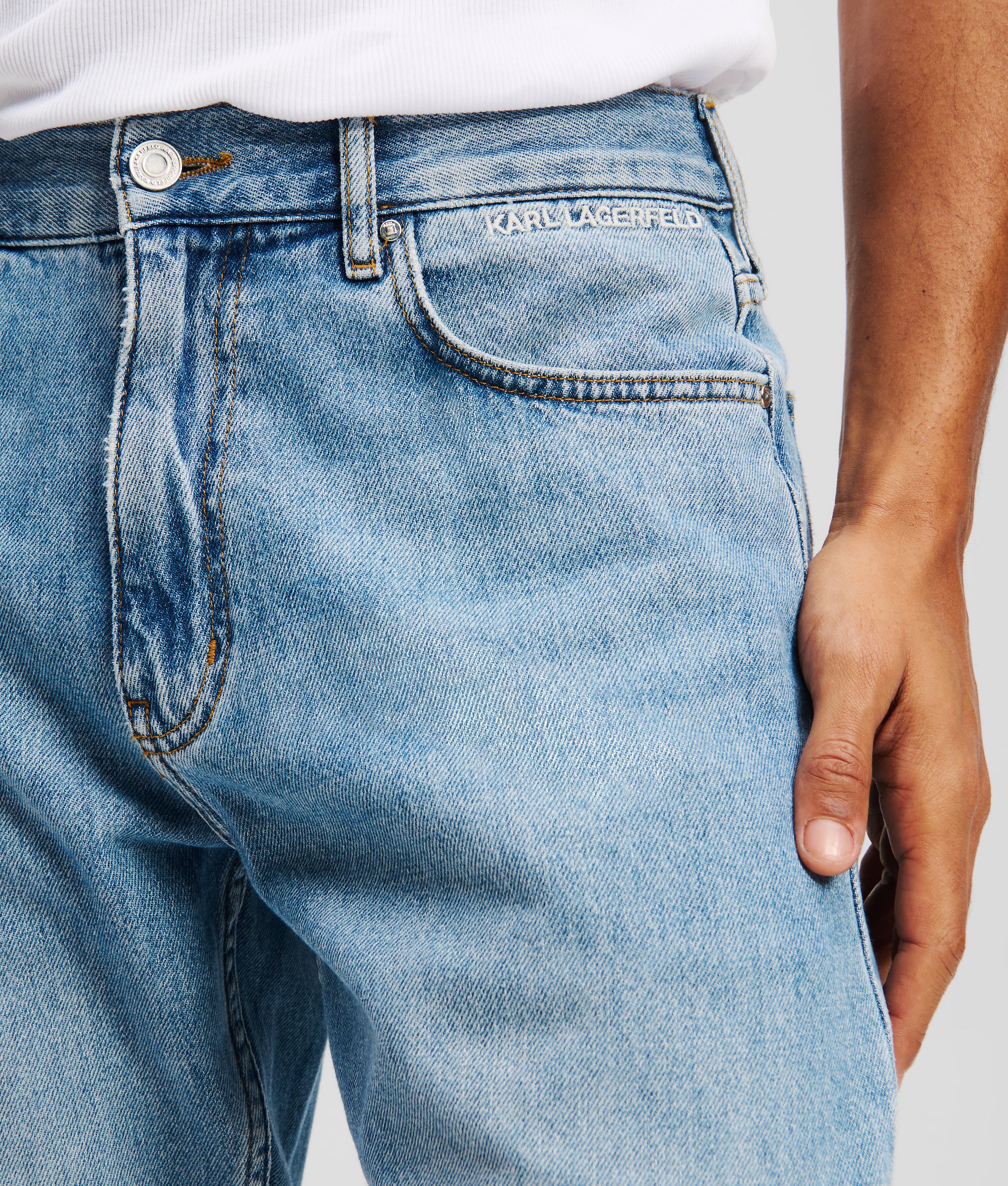 Logo taps toelopende jeans