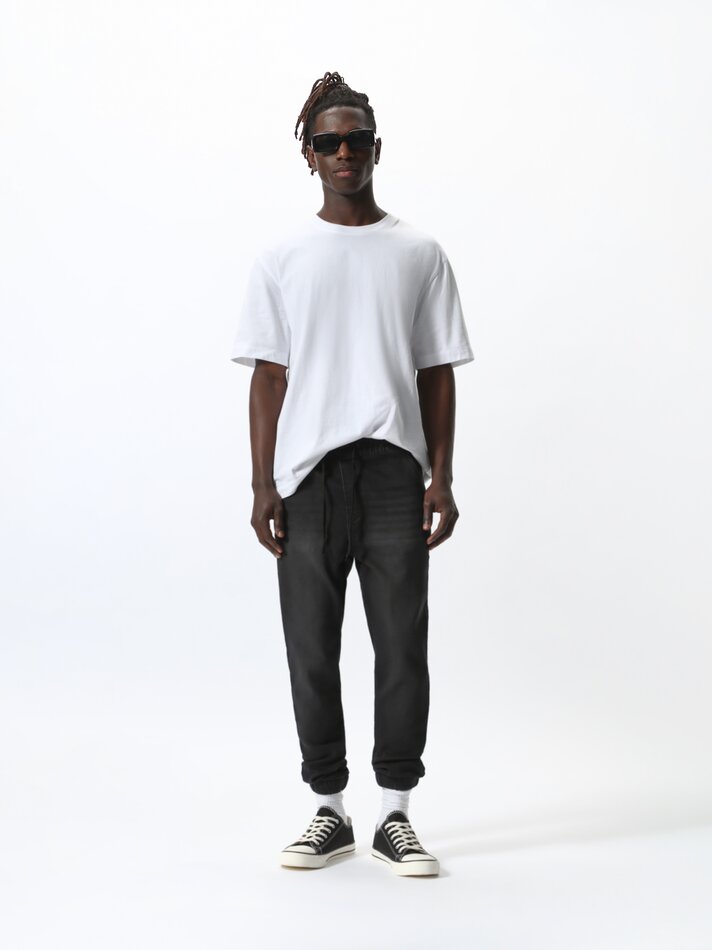 Calça jeans jogger elástica - Preta