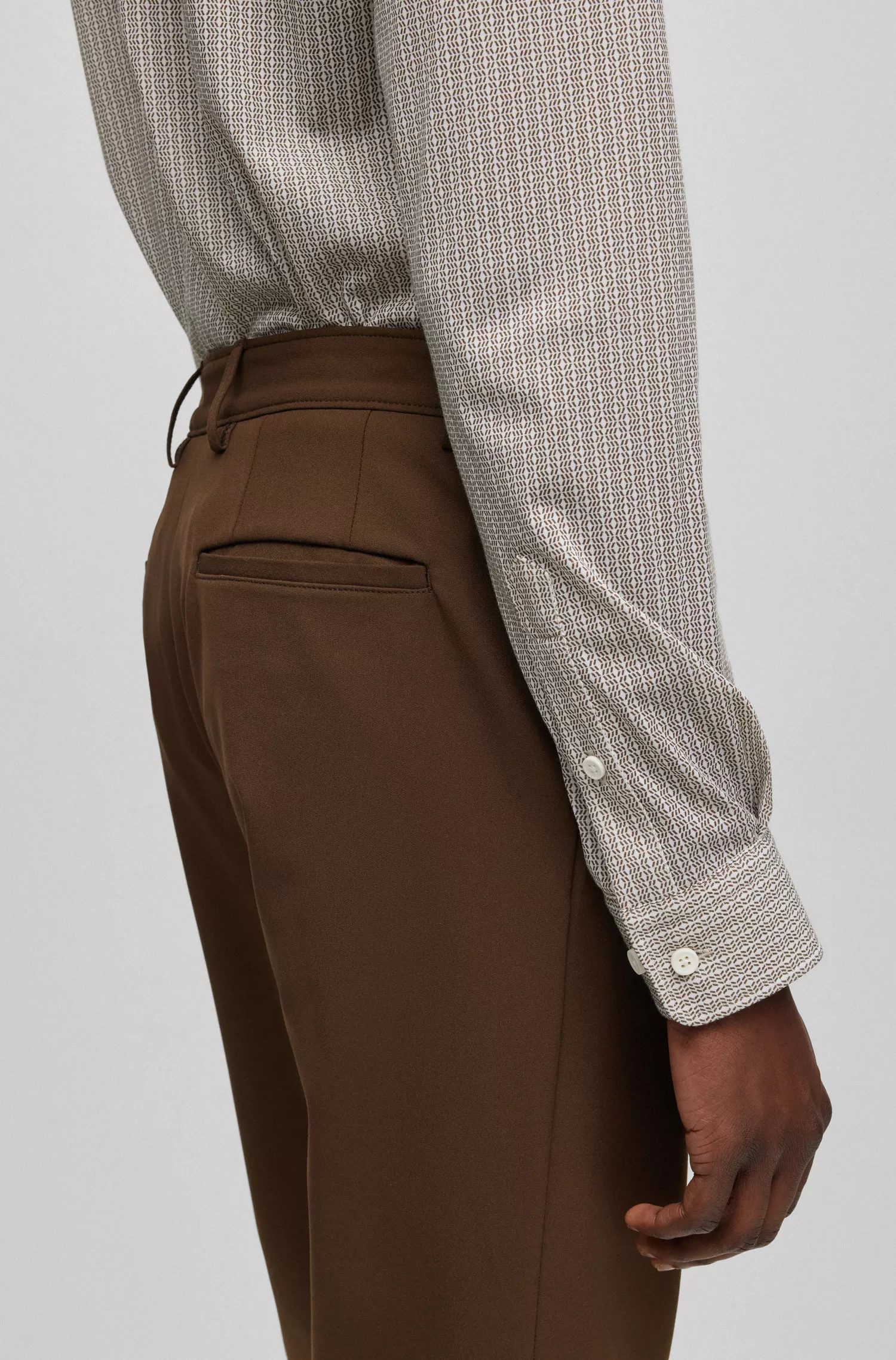 Calça BOSS preta, corte slim, em tecido elástico de alta performance.