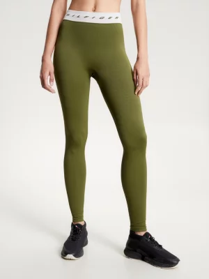 Calça legging esportiva de comprimento total e corte justo.