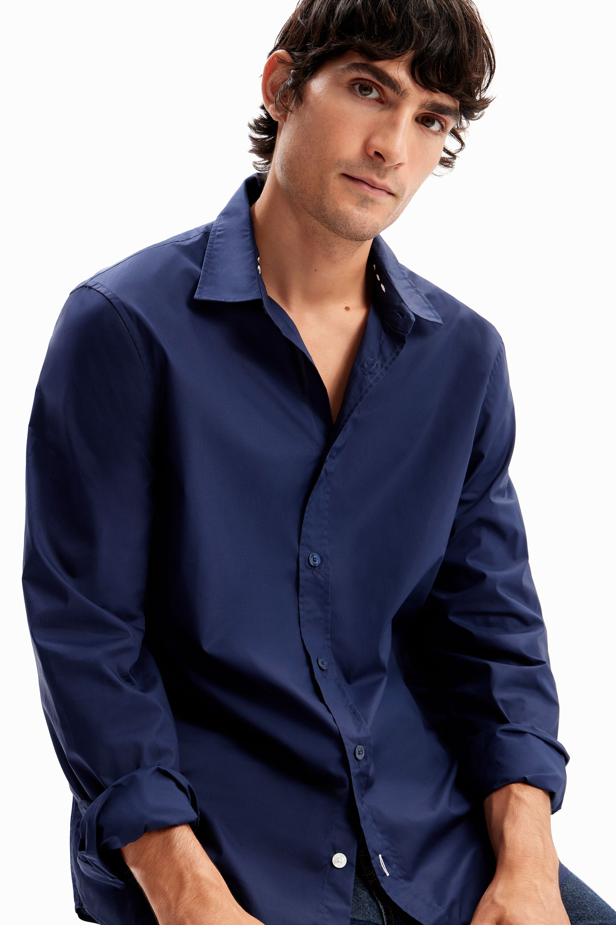 Camisa básica com detalhes contrastantes
